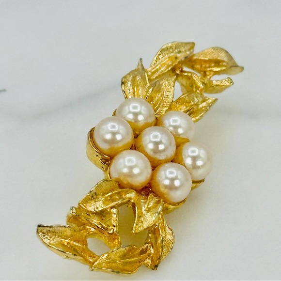 Vintage Richelieu Brooch Pin Gold Tone Faux Pearl Flower Leaf Dainty Delicate - Picture 5 of 9